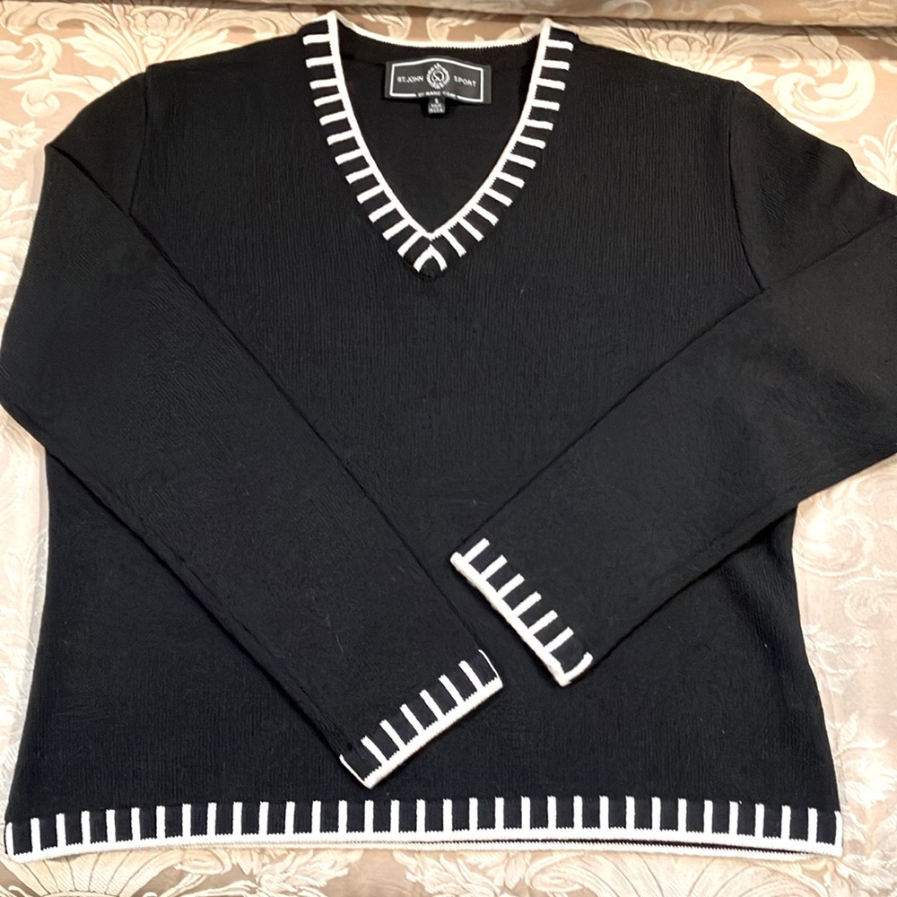 St John’s blk/Iv sweater Sz S